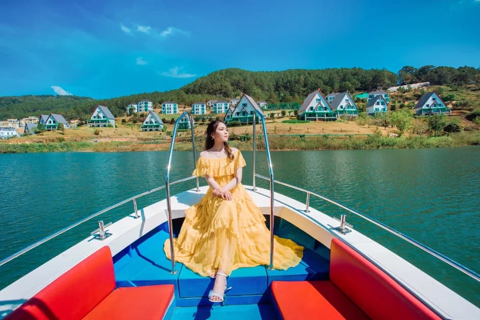 DU THUYỀN THƯỞNG NGOẠN HỒ TUYỀN LÂM