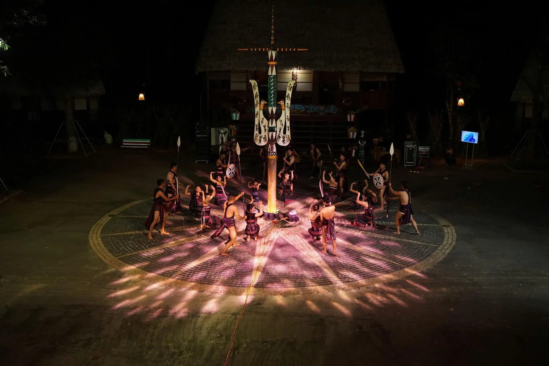 Show diễn "Vũ Điệu Đại Ngàn"