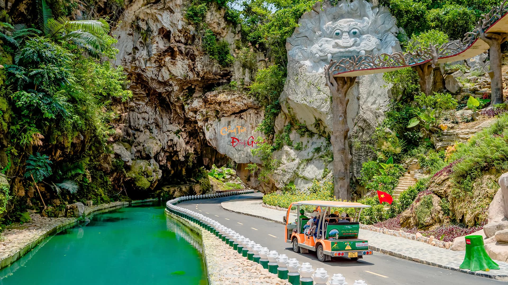 Hang Cọp hay còn gọi là hang Cổng Trời