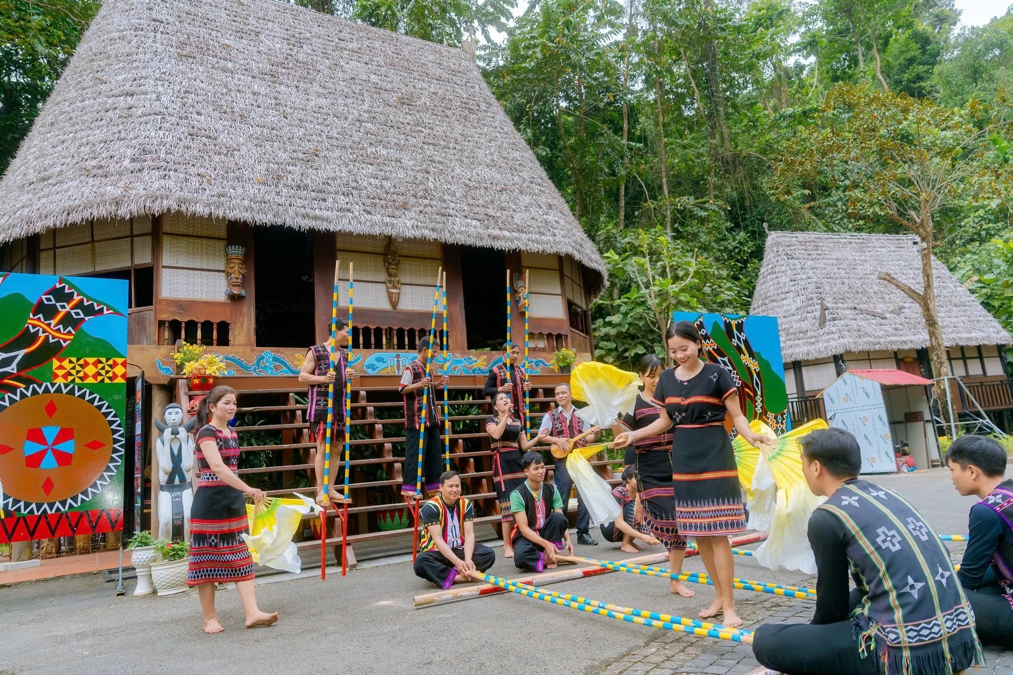 Làng văn hóa cơ tu Đông Giang