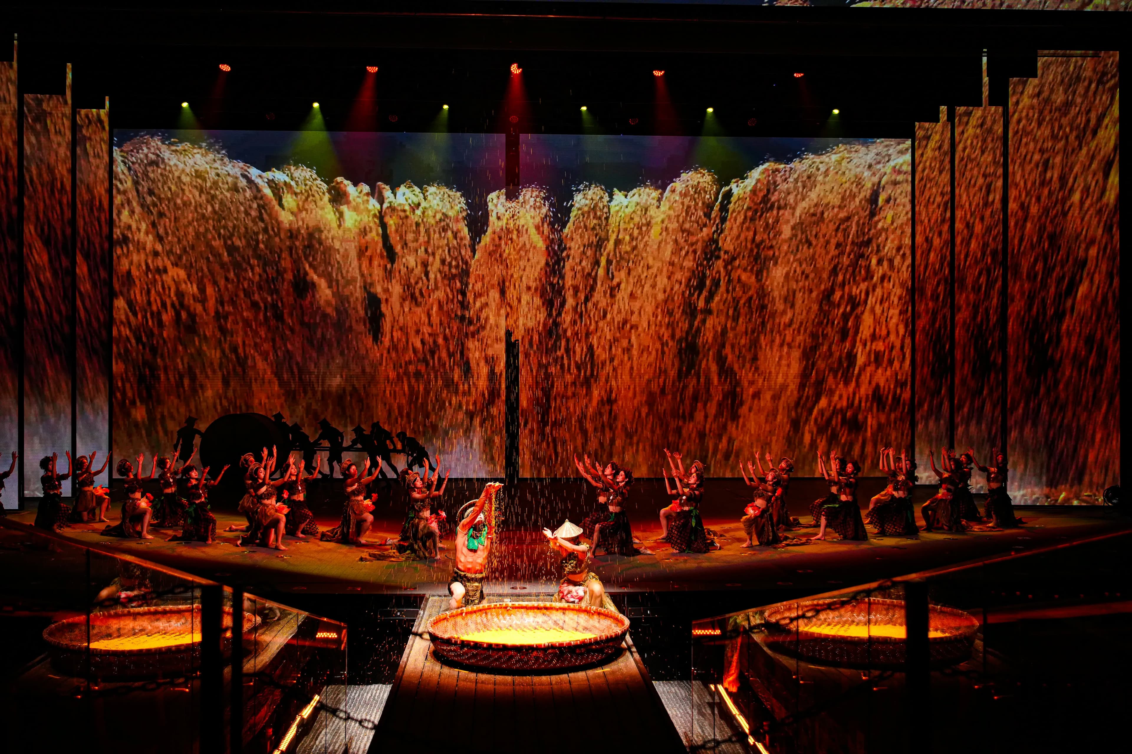 show Đất Nước Thiên Hùng Ca